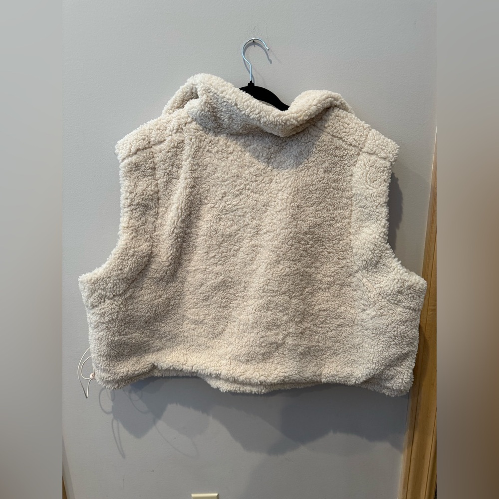 Oli & Hali Oversized Sherpa Vest - Picture 7 of 7